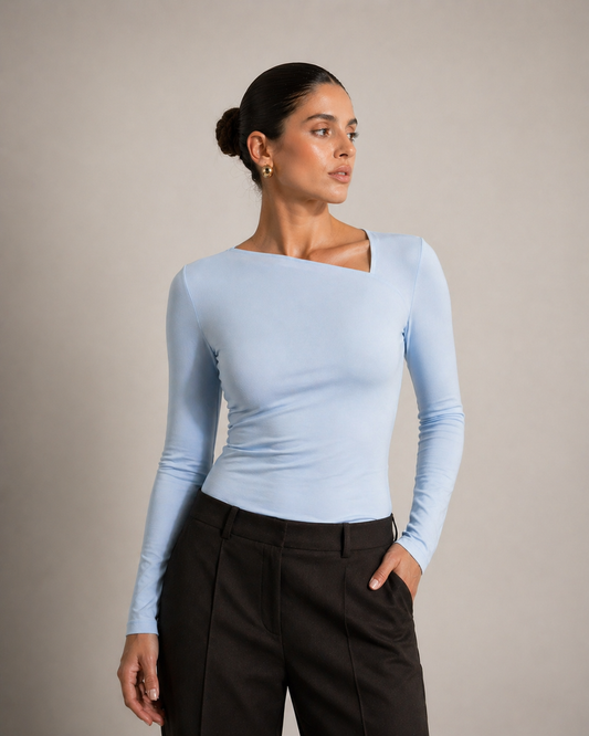 BLUSA ASIMÉTRICA UMBRE – BABY BLUE LYCRA FRÍA